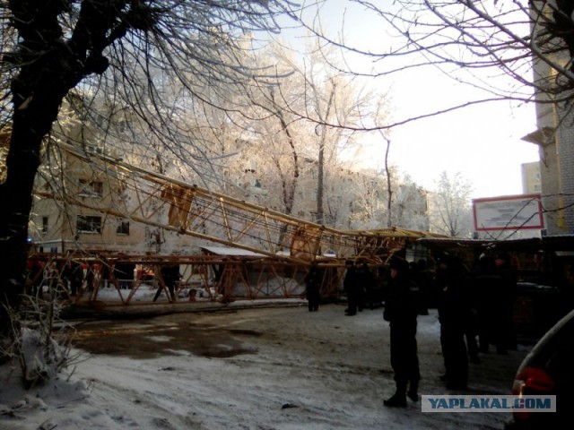 В Кирове кран упал на жилой дом