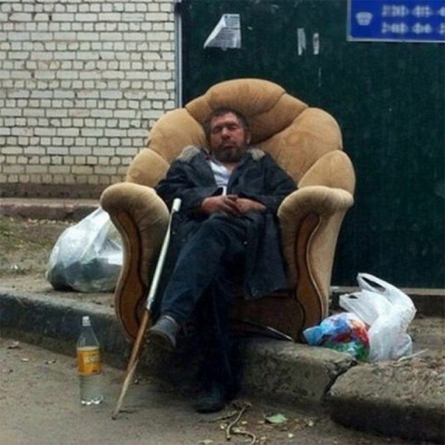 Мужик из Волгограда продает диван по бешеной цене