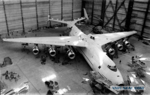Гружённая Мрия Ан-225 машет крыльями по прибытию в Варшаву