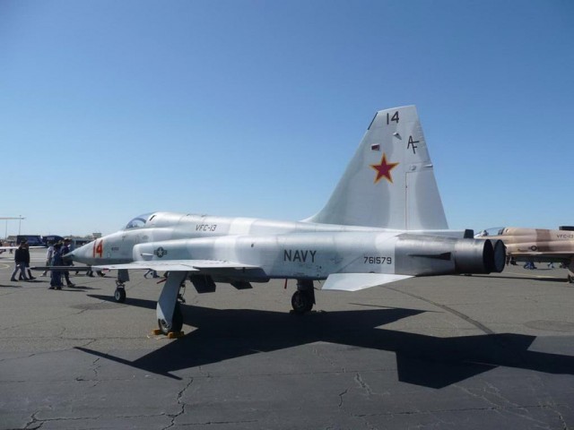 Маневр истребителя F-16 Viper ВВС США на предельно малой высоте