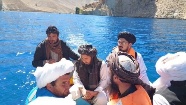 Талибы катаются на лодочках-лебедях на озере Банди-Амир  в Афганистане