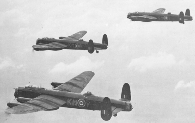 Авро Ланкастер - самый лучший и самым массовый тяжелый бомбардировщик Великобритании