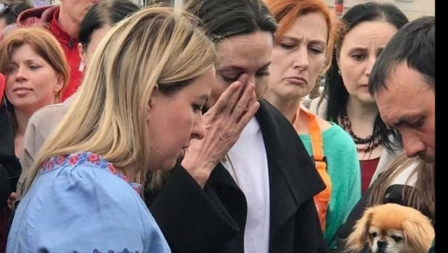 Кадры общения Джоли с беженцами на вокзале во Львове.