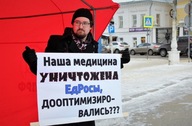 «Вы дайте ему обезболивающее»: молодой мужчина несколько часов прождал скорую и умер на руках у матери