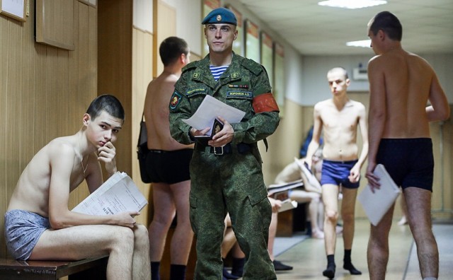 Министр обороны Шойгу предложил поэтапно увеличить возраст призыва с 18 до 21 года