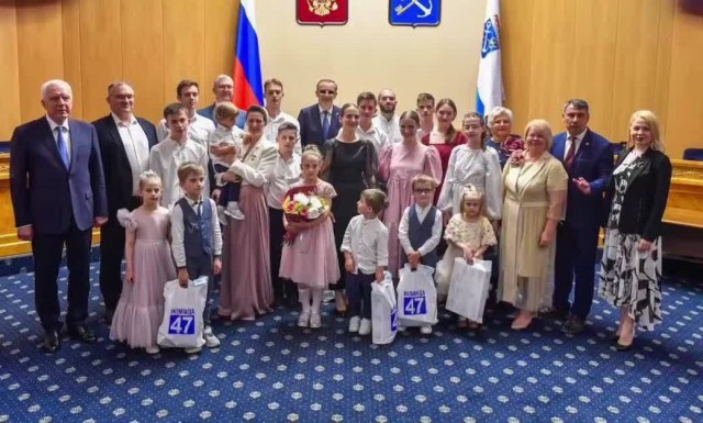 Звание «Мать-героиня» присвоено 43-летней жительнице Соснового Бора Ольге Кравцовой. У неё 11 сыновей и 7 дочерей