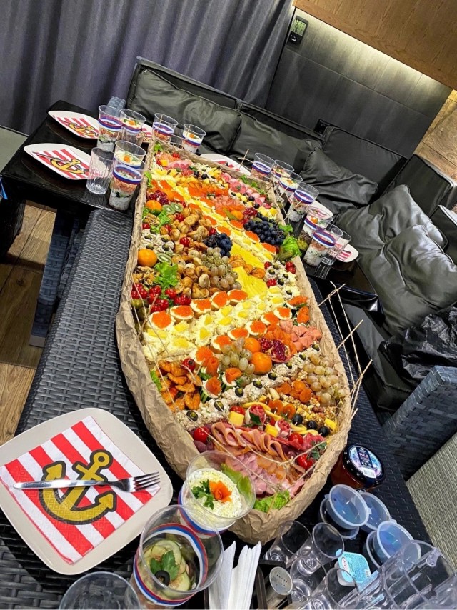 Лодка еды. Голодным не смотреть