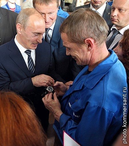 Рабочий "побрил" премьера на часы