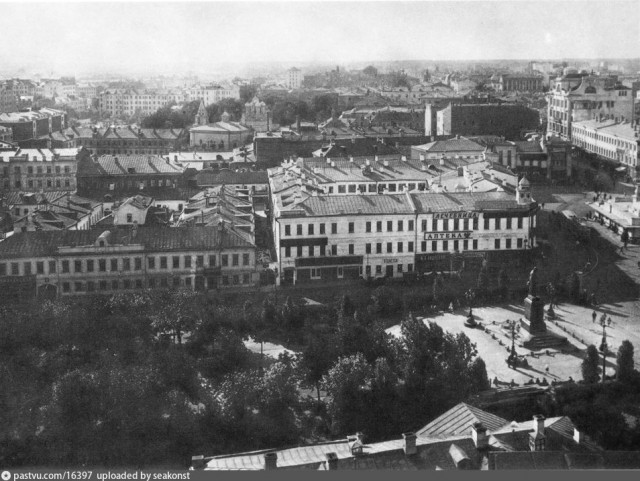 Археологические работы на Тверской в Москве: докопались до деревянных мостовых!