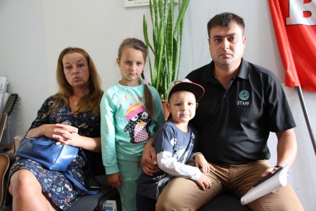 Соседи в Саратове устроили битву на лопатах: четыре человека попали в больницу, разбит автомобиль