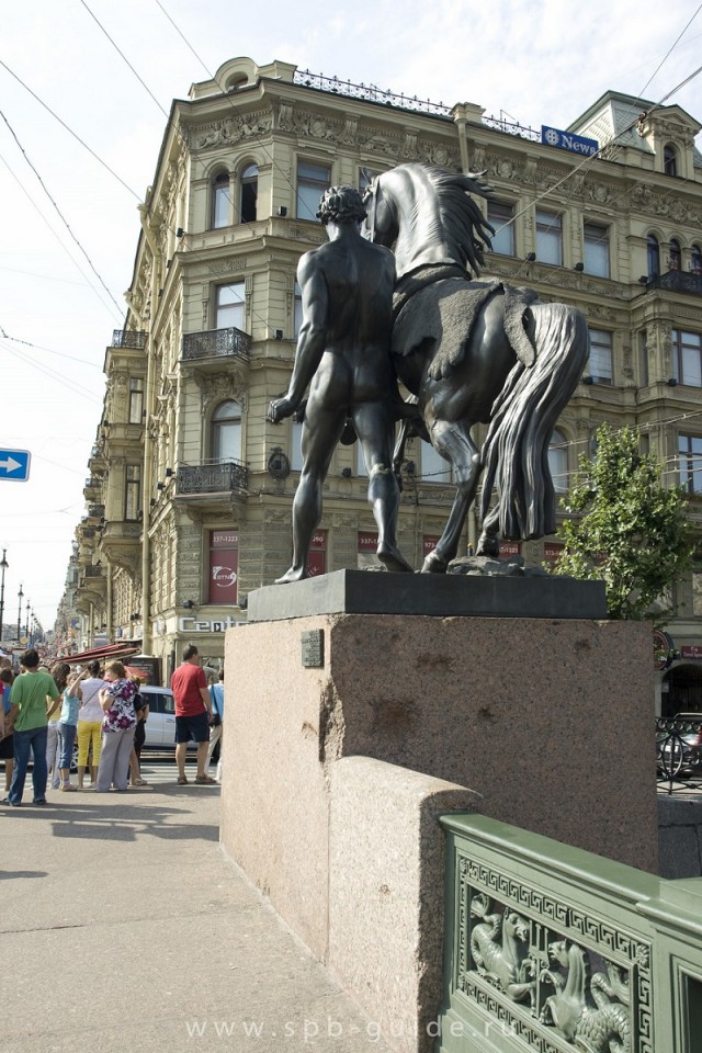 Две нетрезвых девушки оседлали коней Аничкового моста