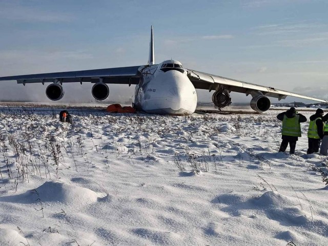 Грузовой самолёт Ан-124 «Руслан» выкатился за пределы полосы во время аварийной посадки в Новосибирске