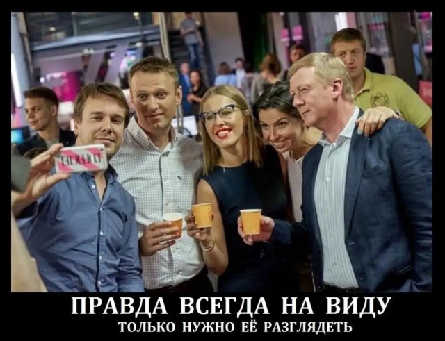 Возле Пушкинской площади начались столкновения с полицией. Неизвестные забрасывают ОМОН бутылками и файерами