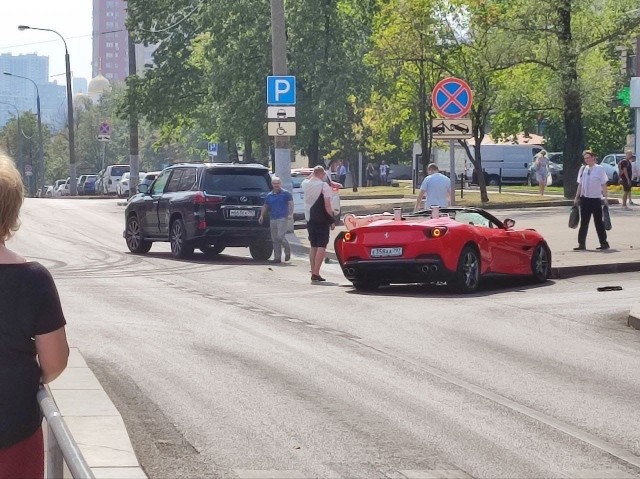 Очень дорогая авария на Симферопольском шоссе - столкнулись Lexus и Ferrari