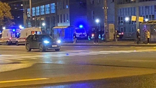 В Петербурге агрессивный таксист порезал двух мужчин и женщину, которые сделали ему замечание за езду по тротуару