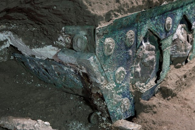 Уникальная древнеримская церемониальная колесница, найденная в Помпеях