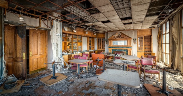 Фотографы проникли в заброшенный небоскреб. Когда-то это было высочайшее здание американского штата Теннесси