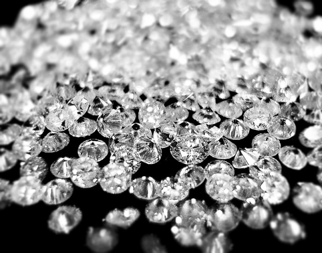 Более 400 бриллиантов на 5,5 миллиона рублей незаконно продали во время ювелирной выставки в Питере