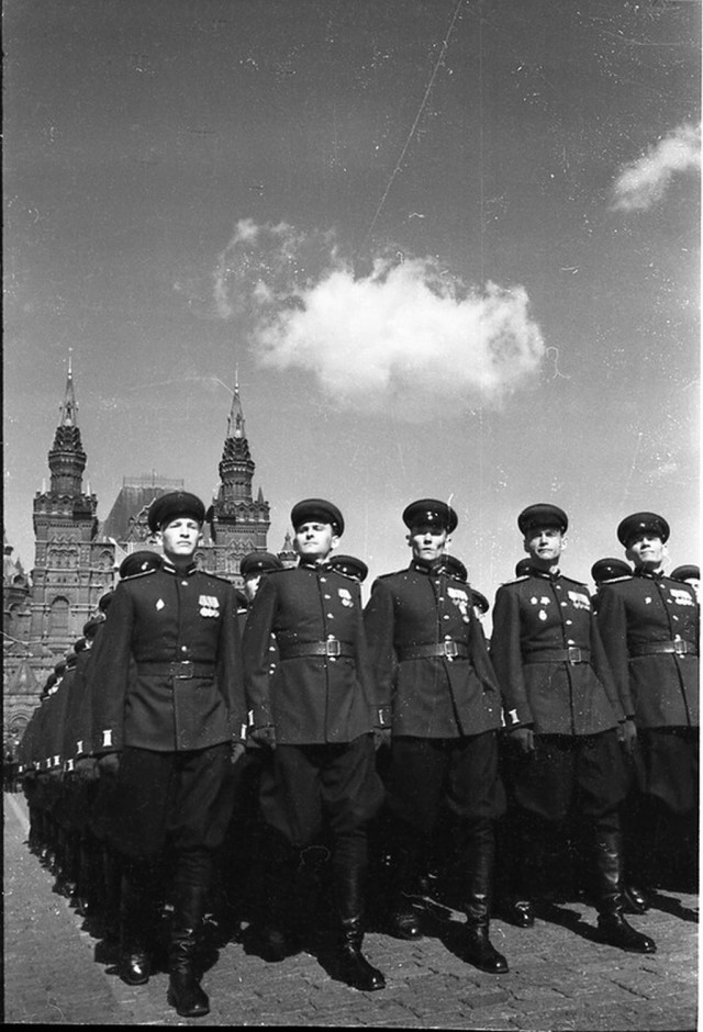 Мая 1951. Парад 7 ноября 1951. Парад на красной площади 1942 военный. Парад на красной площади 1 мая. Военные парады в СССР 1 мая.