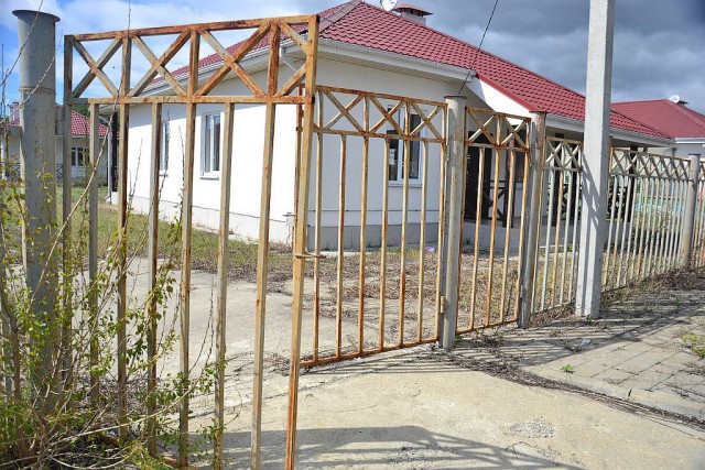 В Сочи на разграбление оставлен коттеджный поселок