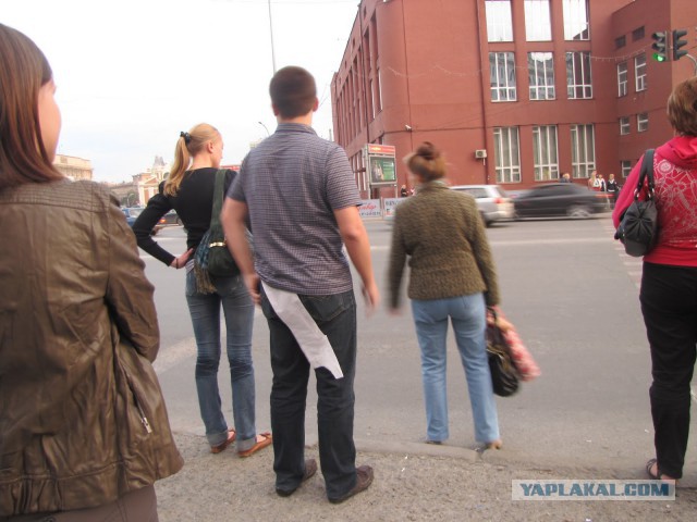Девушка! У вас деталь туалета наружу торчит!