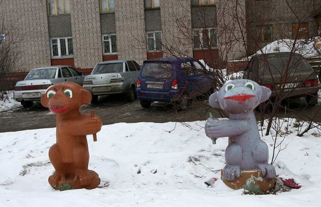 18 странных скульптур на детских площадках, которые невозможно забыть