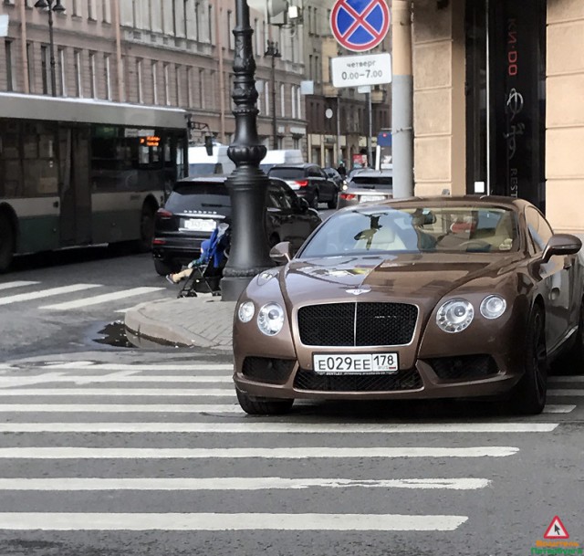 Петербурженка припарковала Bentley на переходе и не осталась без наказания