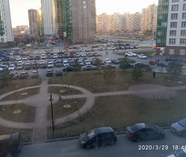 Давайте фото у кого какой вид из окна на оживленные улицы городов в настоящий момент