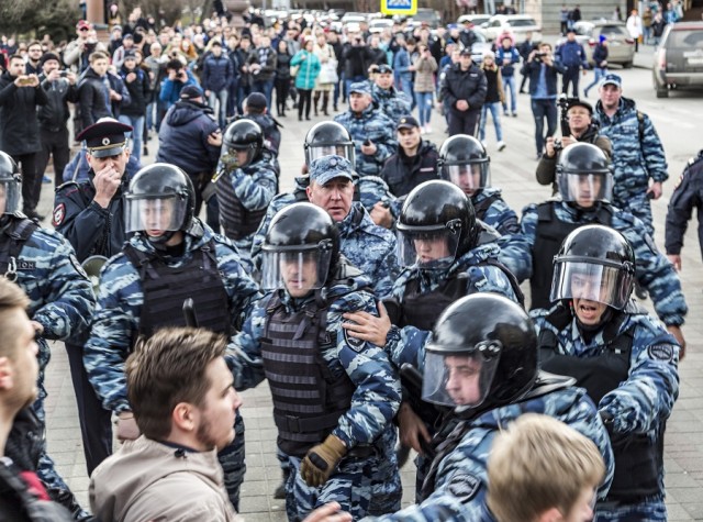 Госдума повышает штрафы за неповиновение силовикам на митингах