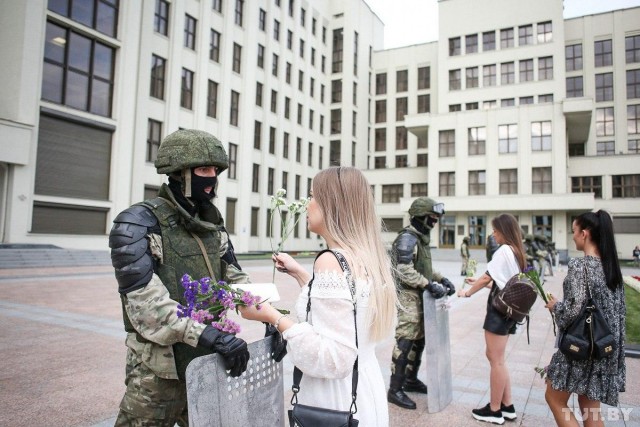 В Витебске дали «сутки» девушкам, поставившим лампады возле храма в память о жертвах Чернобыля