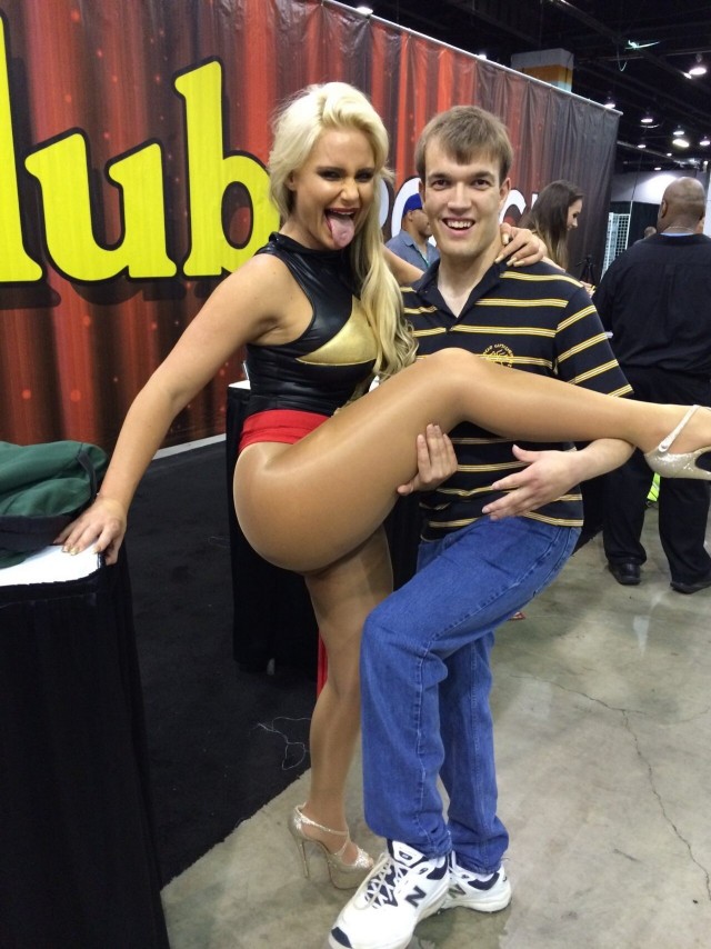Porn Comicon: парень сфоткался со своими любимыми актрисами