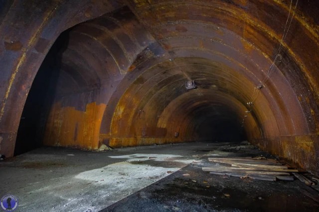 Заброшенный тоннель в Арктике с огромными габаритами - здесь строили защищённый док