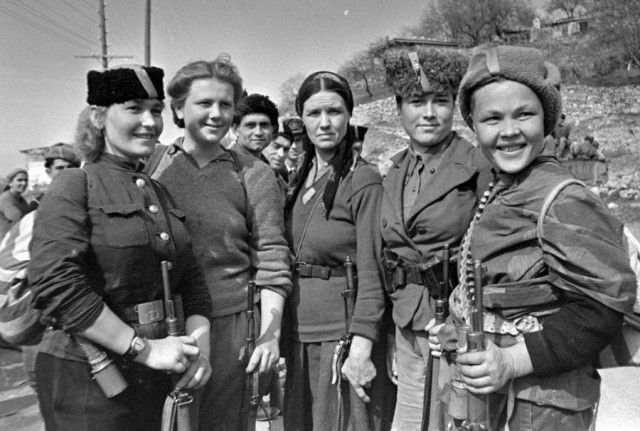 Фотографии связанных с историей Красной и Советской Армии.