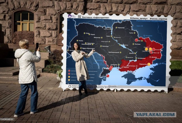 В Киеве появилась фотозона с горящим Крымским мостом