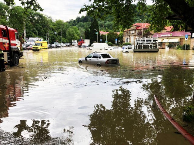 Автомобиль унесло в море сегодня утром на Мацесте