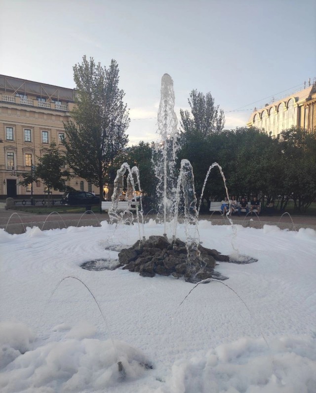 Хулиганы налили что-то мыльное в фонтан в центре Петербурга