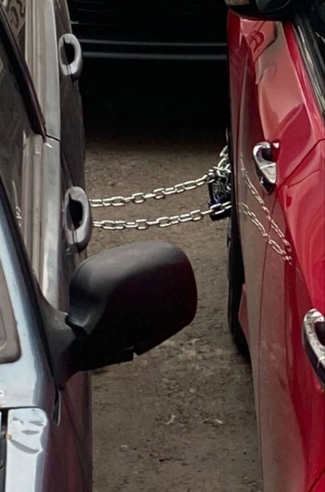 Житель ЖК «Новое Медведково» купил себе старую машину, чтобы всегда занимать для себя парковочное место.
