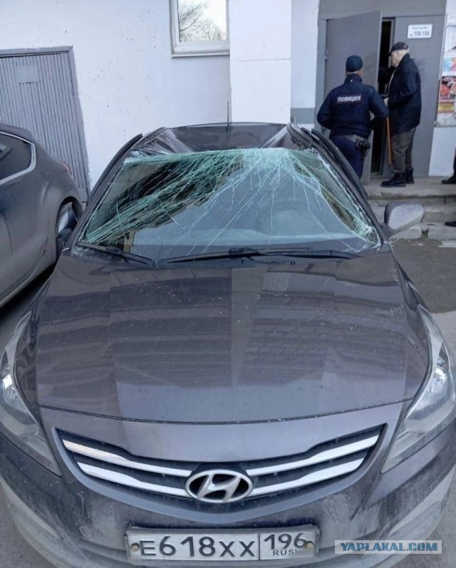В Екатеринбурге пенсионерка упала с балкона и приземлилась точно на крышу автомобиля