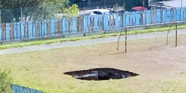 Футбольное поле на школьном стадионе в Орске ушло под землю