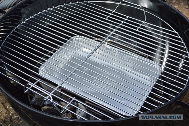 Копченые свиные ребрышки барбекю.