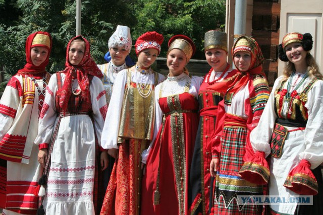 Это не наши национальные одеяния. А эти - да