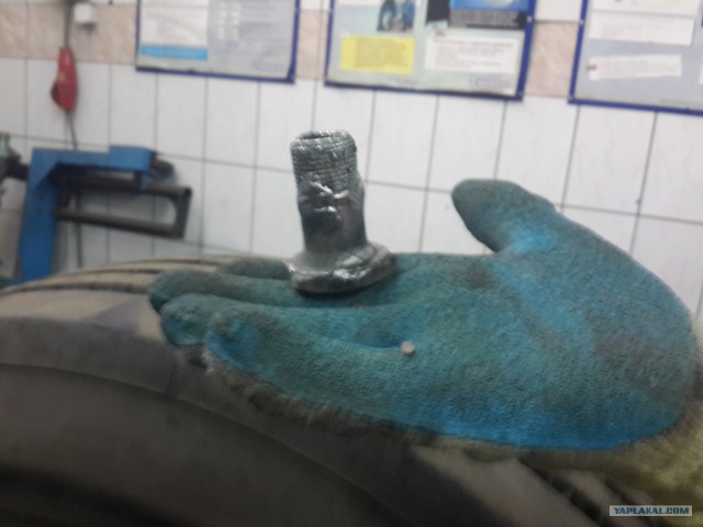 Работник шиномонтажа - царь середины апреля