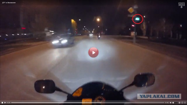 В Волжском на дороге разбился мотоциклист и его пассажирка