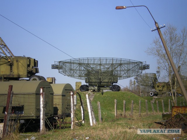 Полузаброшенный аэродром с кладбищем вертолетов