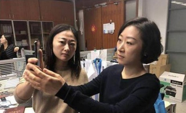 Подтверждение, что китайцы одинаковые: Китаянка дважды возвращала iPhone X в магазин потому что он реагировал на лицо её коллеги