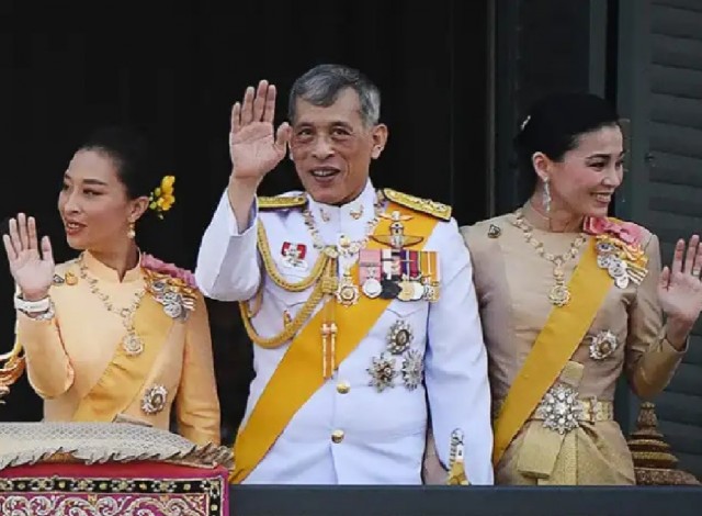 Король Таиланда самоизолировался в отеле за границей с 20ю любовницами