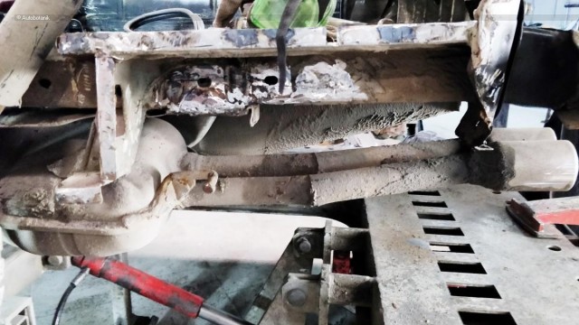 Неаккуратный манёвр и шкода без четверти