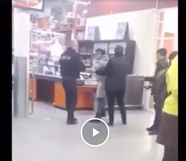 В Липецкой области крупной даме удалось нокаутировать охранника местного супермаркета