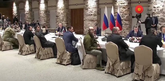 На переговорах, но уже без шапки