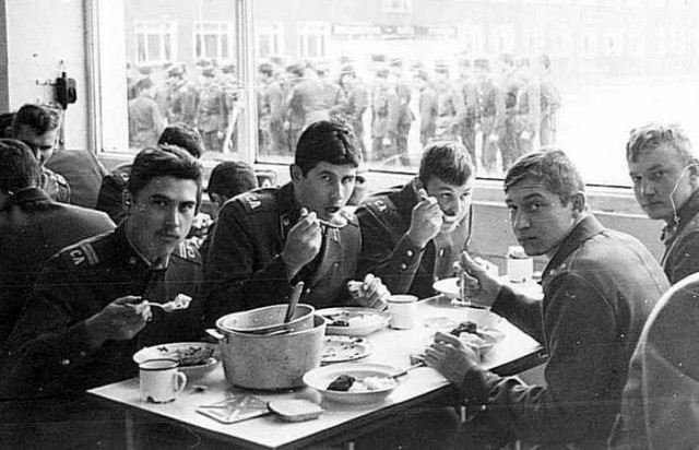 Норма №1: чем кормили военнослужащих Красной и Советской